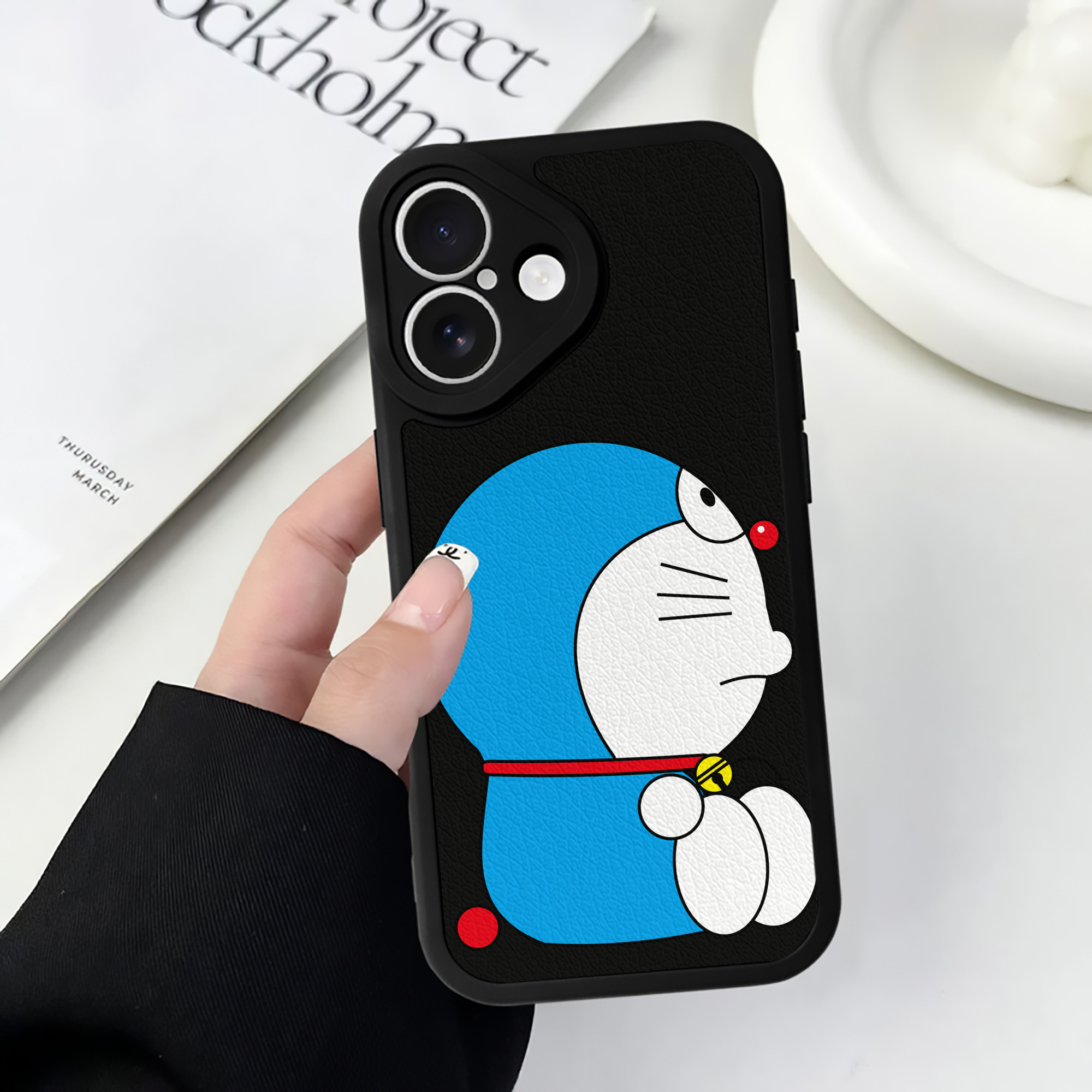 （画像用） ドラえもん Doraemon 【iPhone 16シリーズ対応】シリコンスマホケース（レザー調） 材質：シリコン